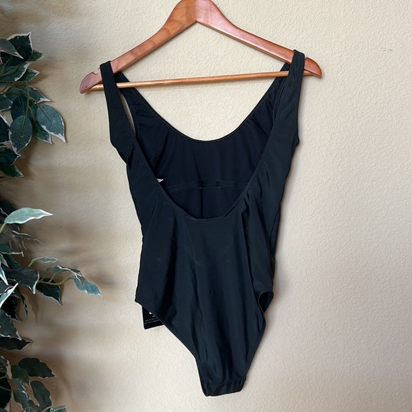 Pretty Little Thing | Black Basic Scoop Swimsuit - Picture 5 of 7